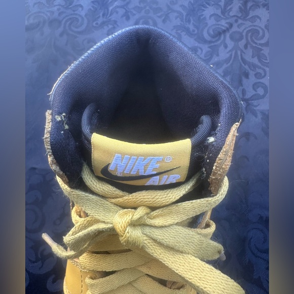 Jordan 1 Retro High OG
Pollen (GS) size 4.5Y - Picture 7 of 9